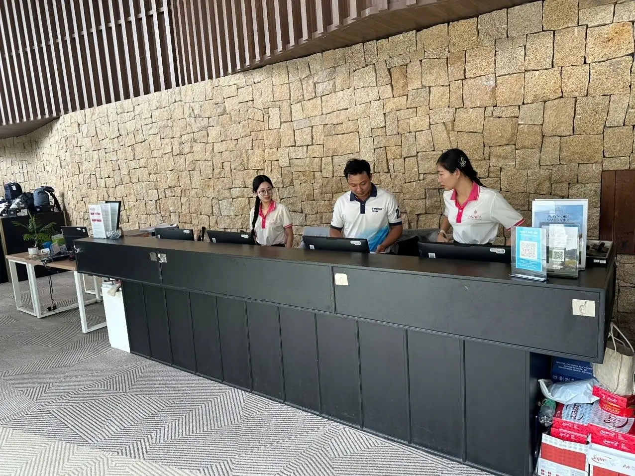 나트랑 아나라 빈티엔 골프 클럽 클럽하우스 내부 라운지 무보정 실사 3컷