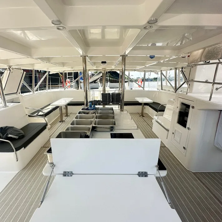 나트랑 CATAMARAN 1360 뷔페 데크 — 선상 케이터링 카운터