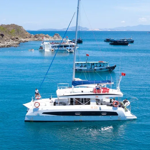 나트랑 CATAMARAN 1360 요트 측면 — HN 2408, 나트랑 만 전세