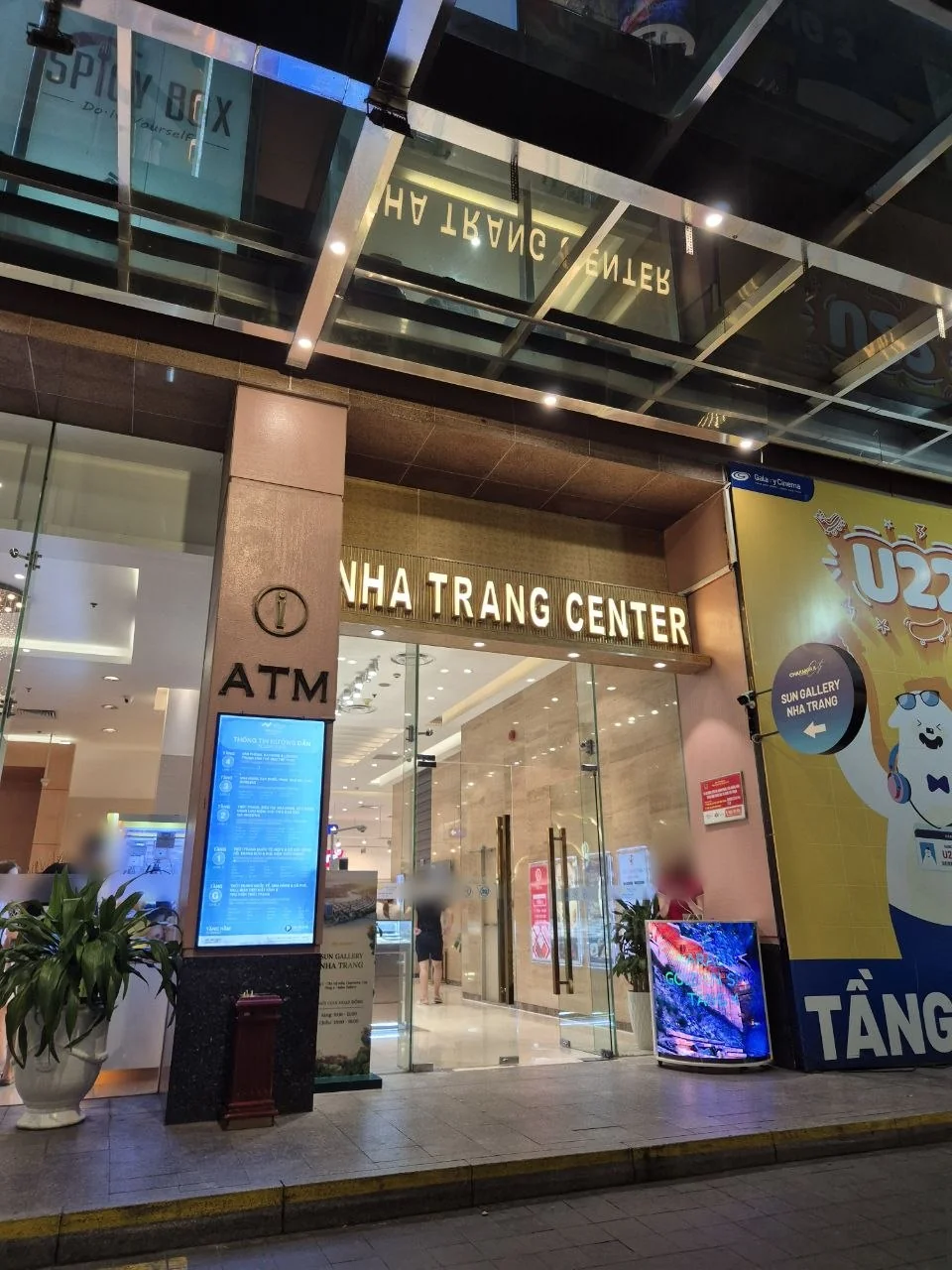 나트랑 골든싱 가라오케가 있는 냐짱센터 NHA TRANG CENTER 간판 거리 쪽 입구