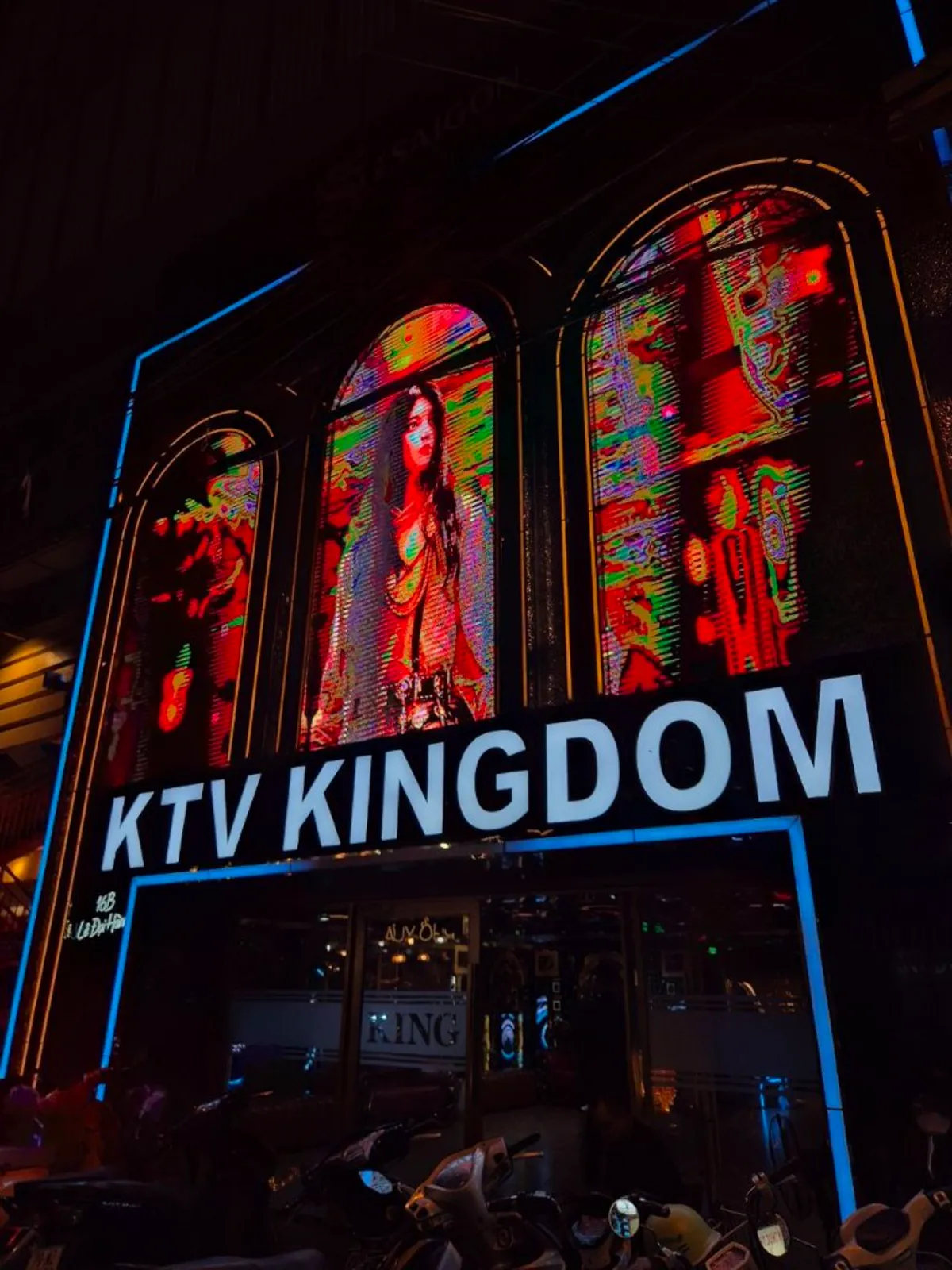 나트랑 킹덤 가라오케 16B 레다이한 야간 네온 간판과 KTV KINGDOM 외관