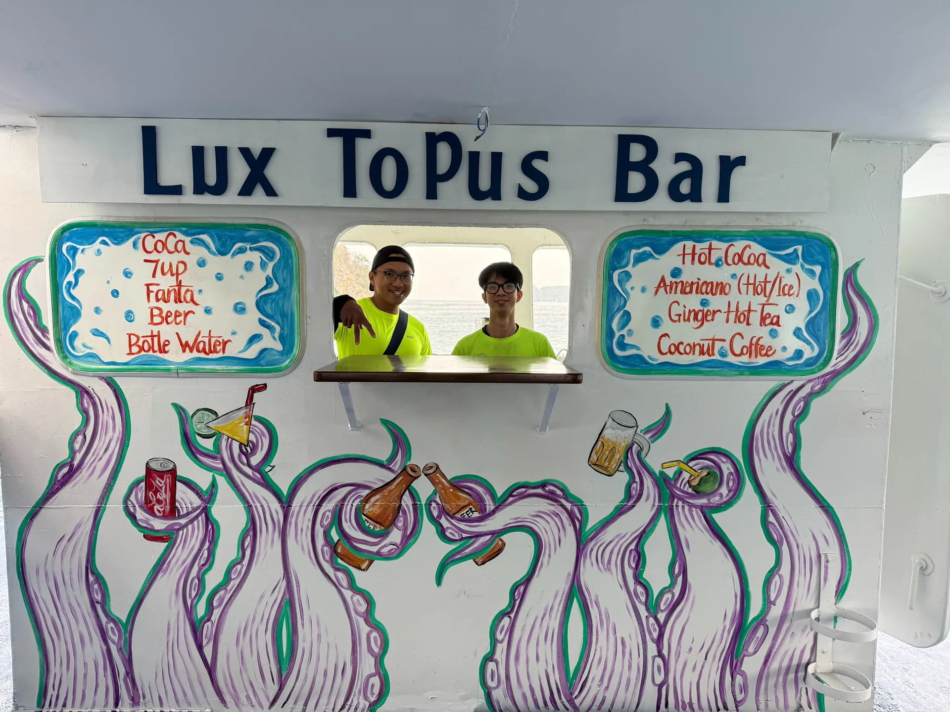 나트랑 LUXTOPUS 선상 바 — Lux To Pus Bar 창구