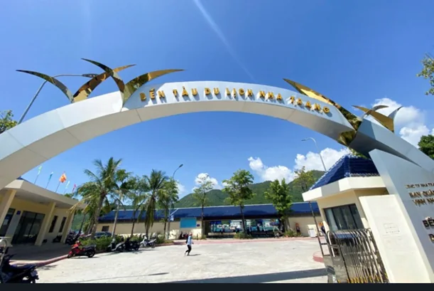 나트랑 관광 부두 Bến Tàu Du Lịch Nha Trang 금색 새 조형 아치 게이트 — 호핑투어 출항 입구
