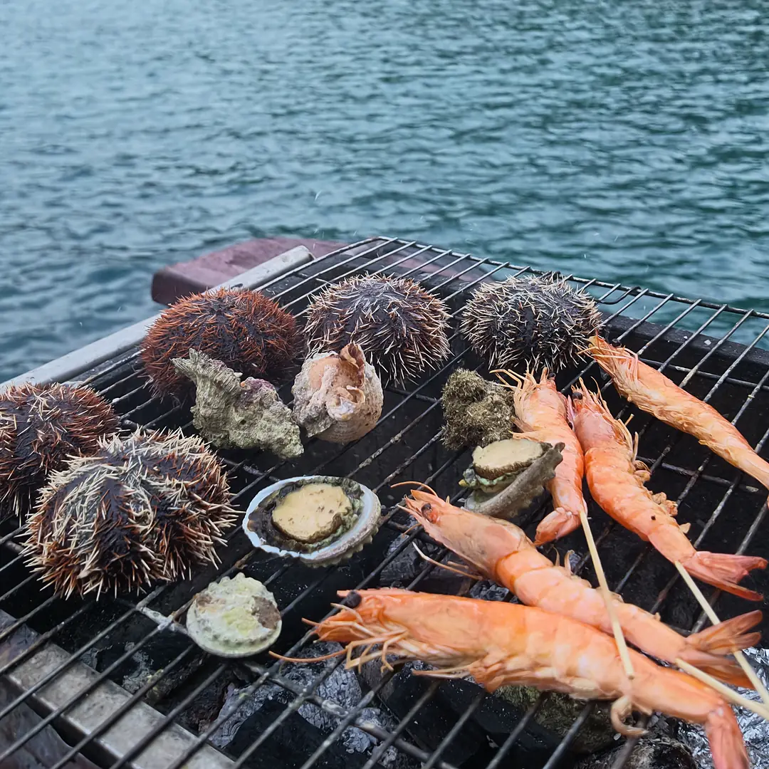 나트랑 바다낚시 투어 숯불 BBQ — 바다를 배경으로 굽는 성게·새우·전복