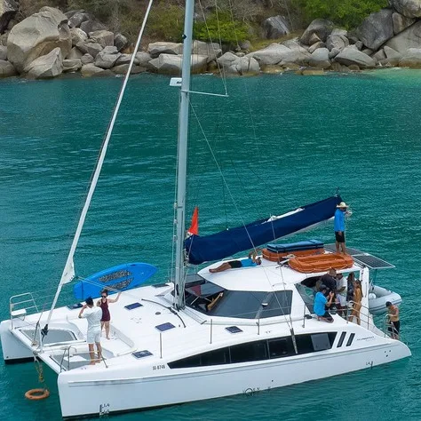 나트랑 Seawind 1160 Lite 정박 전경 — 선수 네트와 콕핏
