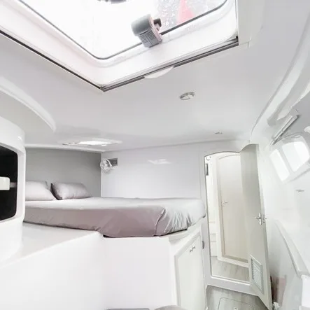 나트랑 Seawind 1160 Lite 캐빈 침실 — 해치 채광 선실